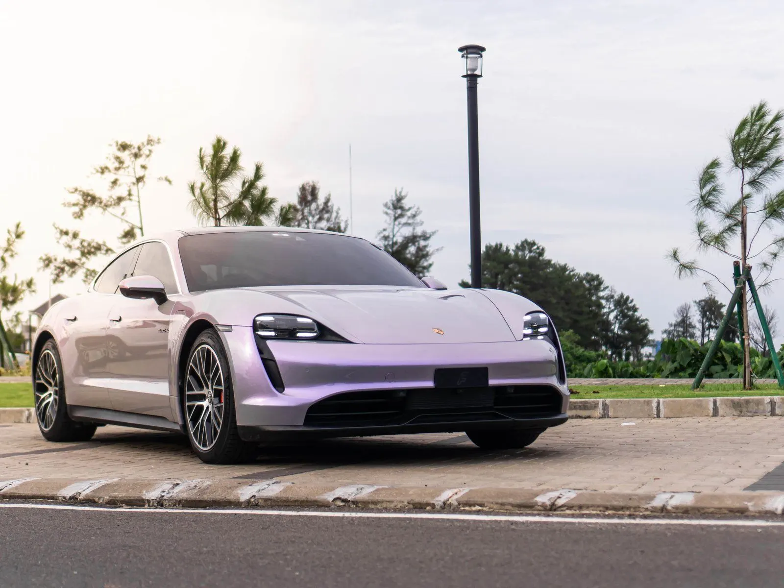Porsche Taycan, Wrap Magic Candy Grey Purple